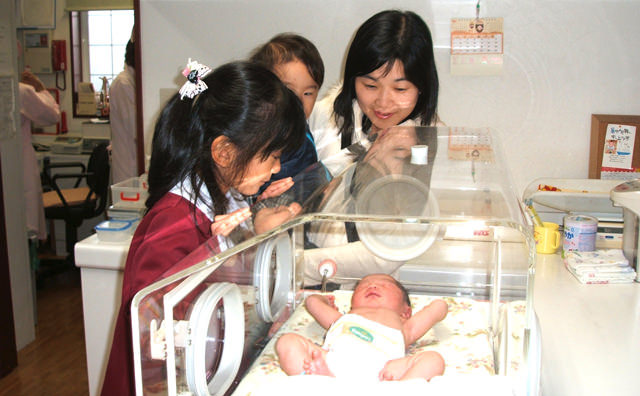 しんもと産婦人科で生まれた赤ちゃんを見守る家族